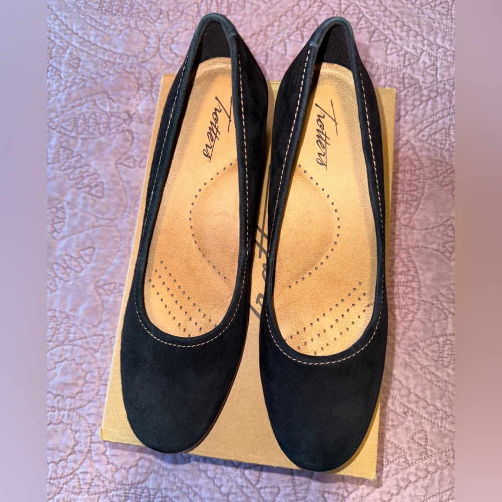 Trotters Women's Black Suede Wedge in 9 NARROW Winnie - Picture 8 of 12